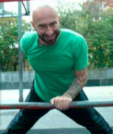 Наклонные отжимания на одной руке