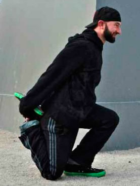 Приседания креветки. Выпятите грудь, чтобы не упасть во время подъема