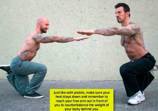 Приседания креветки. Следите за тем. чтобы стопа опорной ноги не отрывалась от земли, как и в случае с «пистолетиком», а также не забывайте вытягивать свободную руду перед собой для удержания равновесия