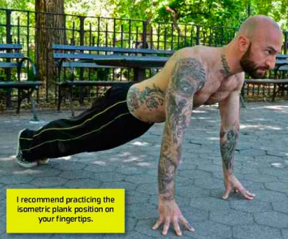 Отжимания на пальцах. Практикуйте изометрическую планку в стойке на пальцах рук