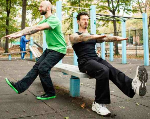 Приседания на одной ноге рядом со скамьей