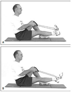 Рис. 4. Жим носком ноги с эспандером. Продолжая тянуть жгут, выпрямляйте стопу. После этого вытягивайте носок вперед так далеко, как только сможете