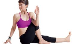 Поворот корпуса из положения сидя на полу