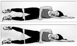 Рис. 3. Подъем внешней части бедрa, со жгутом. Втягивайте живот, чтобы ваша спина не выгибалась дугой