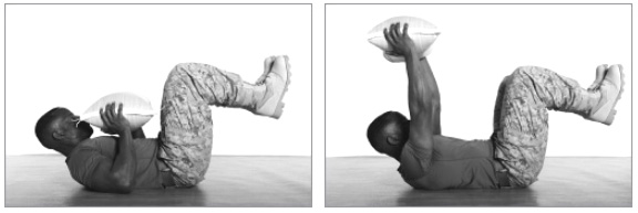 Жим мешка с песком от груди