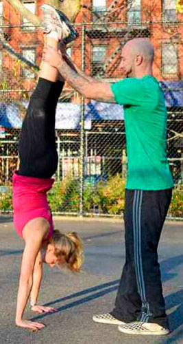 Отрыв от стены. Если очень нервничаете, попросите кого-нибудь подстраховать вас