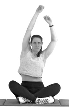 рис. 5. Вытягивание вверх (для верхней части тела и поясницы). Держите плечи расслабленными