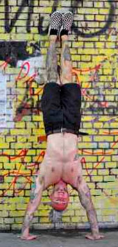 Отжимания в стойке на руках с упором в стену