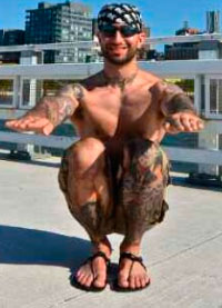 Приседания со сведенными ногами. Для техничного выполнения приседаний необходимо прижать стопы и колени друг к другу и приседать до тех пор, пока внутренняя поверхность бедра не соприкоснется с икрами