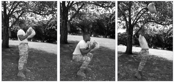 Приседание с подбрасыванием мешка с песком