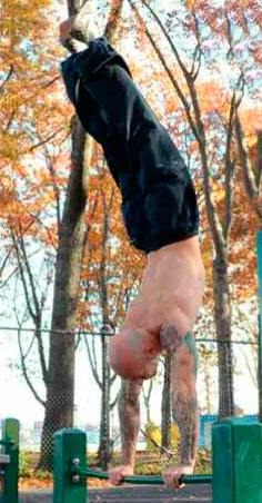 Стойки на руках на перекладине