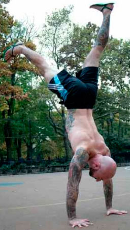 Стойка на руках с махом одной ноги назад и толчком другой ноги вперед