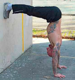 Ходьба по стене в стойке ка руках