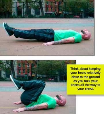 Подтягивание коленей к груди в положении лежа. Подтяните колени к груди, пытаясь держать пятки как можно ближе к земле по всей амплитуде