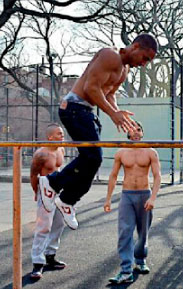 Плиометрические отжимания на брусьях