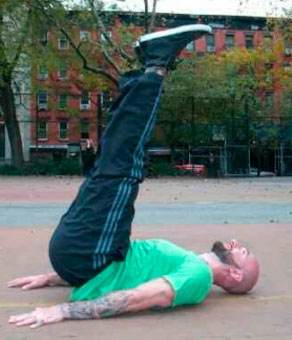 Подъемы ног в положении лежа