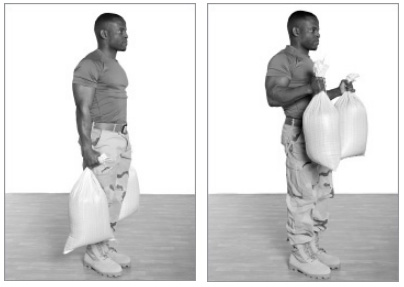 Подъем мешков с песком на бицепс