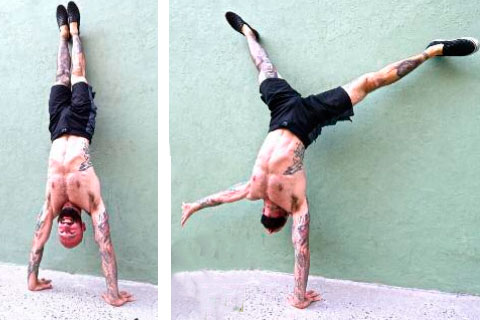 Сила рук и плеч — обязательное условие для выполнения серии сальто назад. Если вы не можете держать тело на руках неподвижно, то как собираетесь делать это со взрывной техникой?