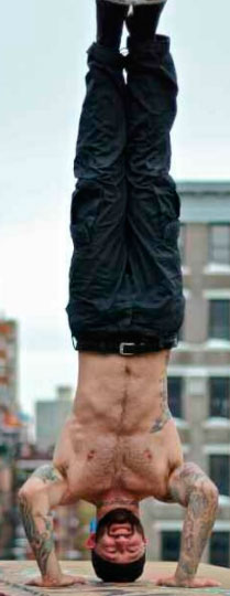 Стойка на голове с опорой на руки