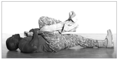 Подтягивание колена к груди при помощи униформы