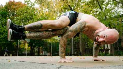 Поза журавля в сторону