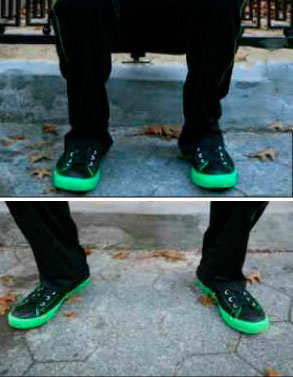 Выполнение приседаний в стойке с близко сведенными ногами и параллельными стопами может оказаться непростой задачей. Попробуйте расставить ноги шире и вывернуть стопы наружу, воли приседания в стойке с параллельными стопами даются с трудом