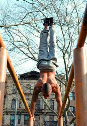 Отжимания на брусьях в стойке на руках