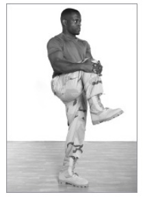 Подтягивание колена к груди стоя