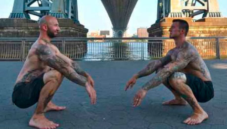 Глубокие приседания. При выполнении приседаний без отяжелений опускайтесь как можно ниже — со временем амплитуда движений увеличится