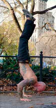 Отжимания в стойке на руках