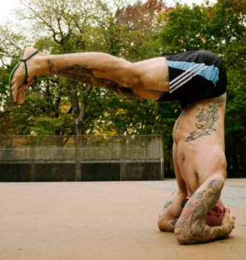 Поднятие ног в стойке на голове