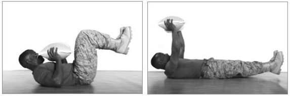 Жим мешка с песком от груди с выпрямлением ног