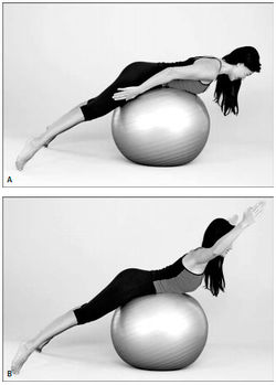 Рис. 3. Разгибание спины на мяче. Держите плечи опущенными, а живот и ягодицы — напряженными