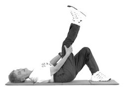 рис. 2. Растягивание двуглавых мышц (для задней части бедер). Находясь в этом положении, почувствуйте, как растягиваются ваши мышцы