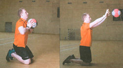 Бросок медбола 3 кг из положения стоя на коленях
