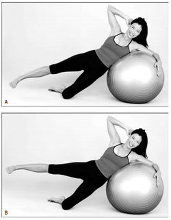 Рис. 7. Пoдъeм бедра на мяче лежа на боку. Каждый раз поднимайте стопу до уровня бедра