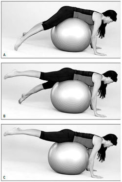 Рис. 5. Поочередный подъем, ног на мяче. Держите плечи опущенными, а ягодицы — напряженными