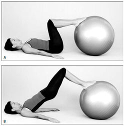 Рис. 6. "Мocтик" на мяче. Сжимайте ягодицы и задние поверхности бедер в верхней точке движения