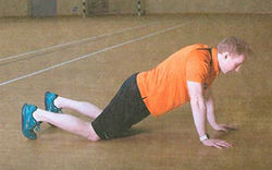 Конечная фаза броска медбола 3 кг из положения стоя на коленях