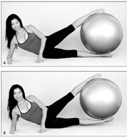 Рис. 8. Подъем обеих ног с мячом, лежа на боку. Держите живот все время втянутым, чтобы спина не выгибалась дугой